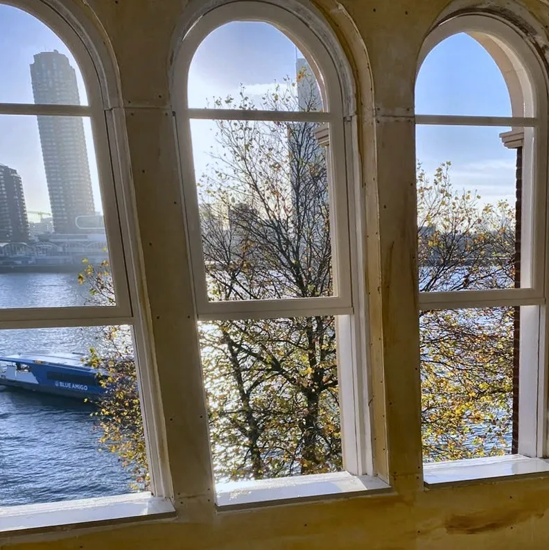 Boogramen met uitzicht op de Maas in Rotterdam